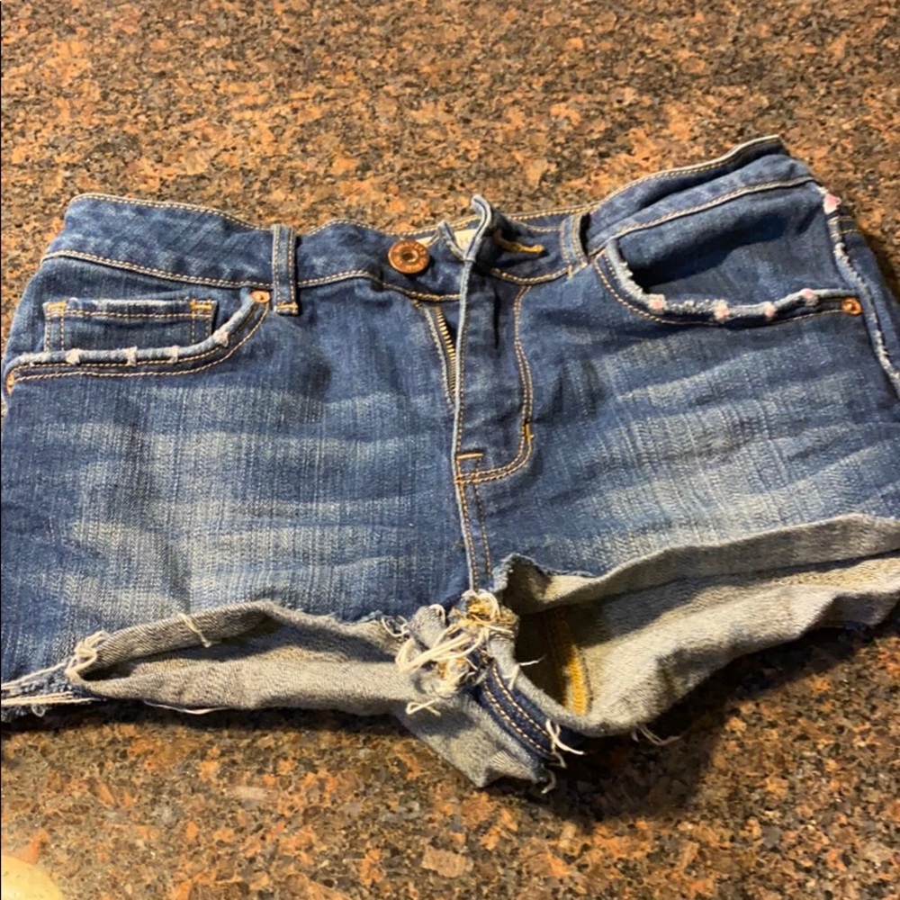 Bullhead Highrise frayed denim shorts.